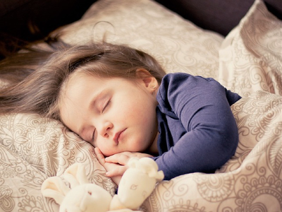 なぜ赤ん坊は長時間眠るのでしょうか？
